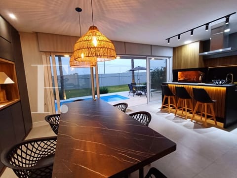 Sobrado com 171m², 4 dormitórios, 4 suítes, 2 vagas, Blue em Xangri-Lá