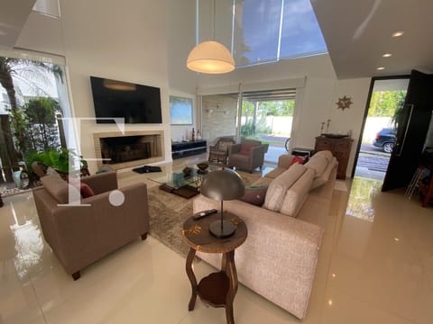 Sobrado com 305m², 4 dormitórios, 4 suítes, 2 vagas, Las Palmas em Xangri-Lá