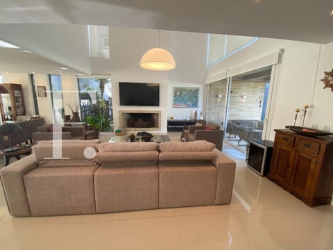Sobrado com 305m², 4 dormitórios, 4 suítes, 2 vagas, Las Palmas em Xangri-Lá