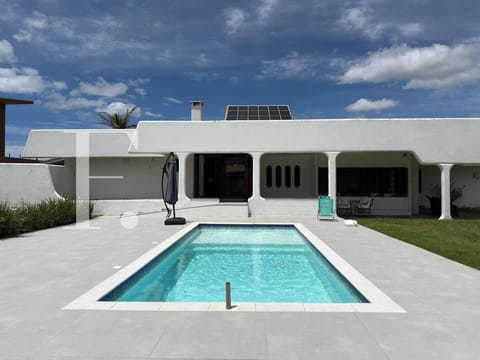 Casa com 1050m², 5 dormitórios, 2 suítes, 2 vagas, no bairro Atlântida em Xangri-Lá