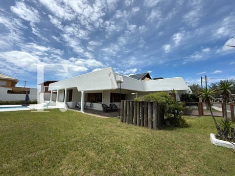 Casa com 1050m², 5 dormitórios, 2 suítes, 2 vagas, no bairro Atlântida em Xangri-Lá