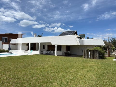 Casa com 1050m², 5 dormitórios, 2 suítes, 2 vagas, no bairro Atlântida em Xangri-Lá