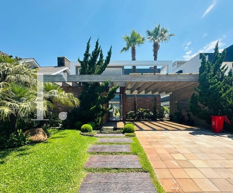 Sobrado com 324m², 5 dormitórios, 5 suítes, 2 vagas, Malibu em Xangri-Lá