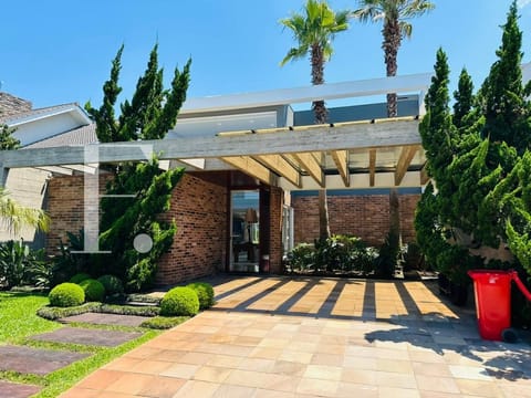 Sobrado com 324m², 5 dormitórios, 5 suítes, 2 vagas, Malibu em Xangri-Lá