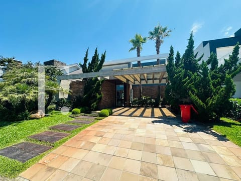 Sobrado com 324m², 5 dormitórios, 5 suítes, 2 vagas, Malibu em Xangri-Lá