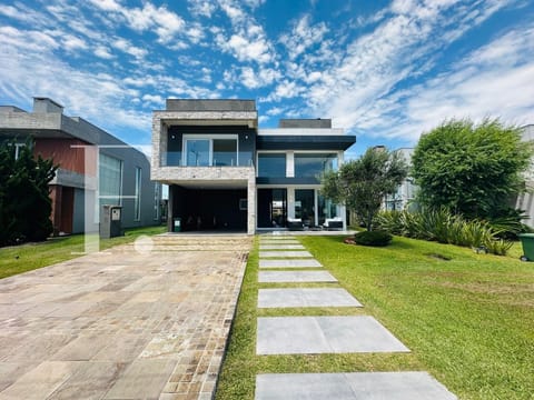 Sobrado com 386m², 5 dormitórios, 5 suítes, 2 vagas, Ventura Club em Xangri-Lá