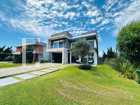 Sobrado com 386m², 5 dormitórios, 5 suítes, 2 vagas, Ventura Club em Xangri-Lá