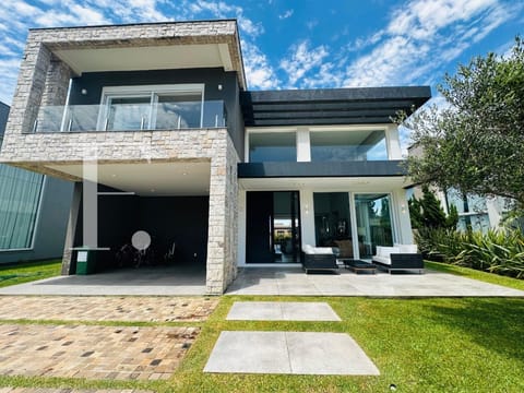 Sobrado com 386m², 5 dormitórios, 5 suítes, 2 vagas, Ventura Club em Xangri-Lá