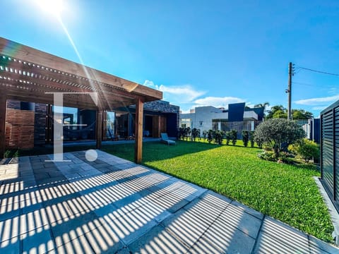 Casa com 245m², 5 dormitórios, 2 suítes, 2 vagas, no bairro Atlântida em Xangri-Lá