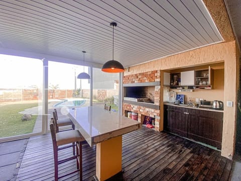 Casa com 68m², 2 dormitórios, 2 vagas, no bairro Noiva do Mar em Xangri-Lá