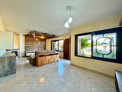 Casa com 222m², 4 dormitórios, 1 suíte, 2 vagas, no bairro Centro em Xangri-Lá
