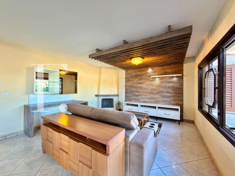 Casa com 222m², 4 dormitórios, 1 suíte, 2 vagas, no bairro Centro em Xangri-Lá