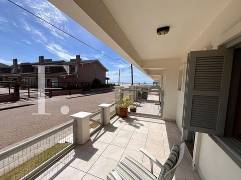 Duplex com 105m², 3 dormitórios, 1 suíte, 1 vaga, no bairro Centro em Xangri-Lá