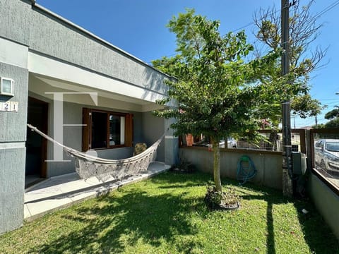 Casa com 153m², 3 dormitórios, 1 suíte, no bairro Centro em Xangri-Lá