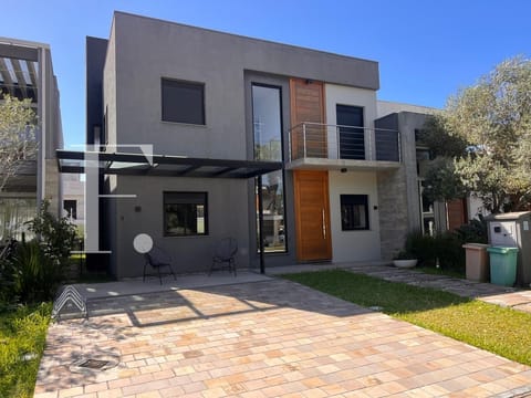 Sobrado com 191m², 5 dormitórios, 5 suítes, 2 vagas, Blue em Xangri-Lá