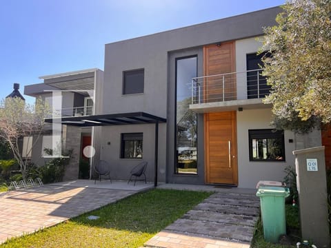 Sobrado com 191m², 5 dormitórios, 5 suítes, 2 vagas, Blue em Xangri-Lá