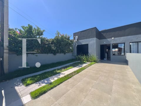 Casa com 70m², 2 dormitórios, 1 suíte, 2 vagas, no bairro Marina em Xangri-Lá