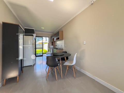Casa com 70m², 2 dormitórios, 1 suíte, 2 vagas, no bairro Marina em Xangri-Lá