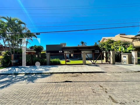 Casa com 183m², 5 dormitórios, 2 suítes, 2 vagas, no bairro Atlântida em Xangri-Lá