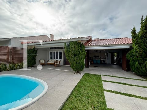 Casa com 191m², 3 dormitórios, 2 suítes, 2 vagas, no bairro Centro em Xangri-Lá