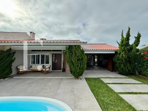 Casa com 191m², 3 dormitórios, 2 suítes, 2 vagas, no bairro Centro em Xangri-Lá
