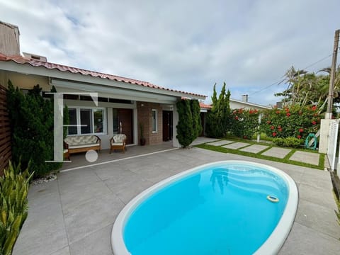 Casa com 191m², 3 dormitórios, 2 suítes, 2 vagas, no bairro Centro em Xangri-Lá