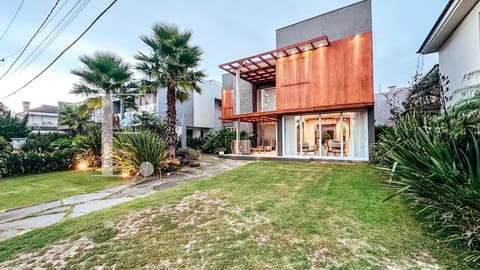 Sobrado com 341m², 5 dormitórios, 5 suítes, 2 vagas, La Plage em Xangri-Lá