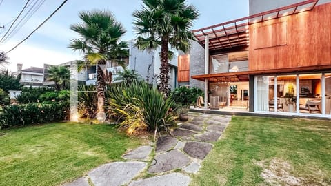 Sobrado com 341m², 5 dormitórios, 5 suítes, 2 vagas, La Plage em Xangri-Lá