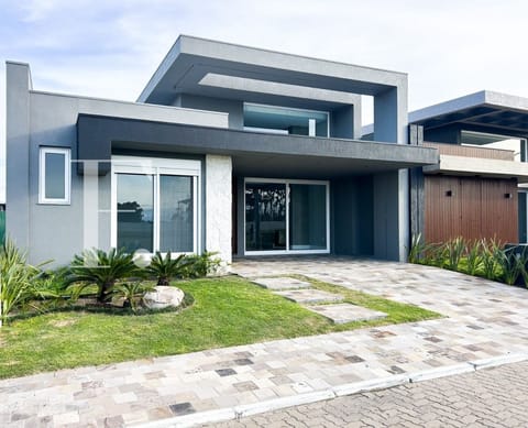 Casa Condomínio com 160m², 4 dormitórios, 4 suítes, 2 vagas, Allure Beach Condo em Xangri-Lá