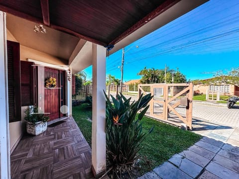 Casa com 360m², 3 dormitórios, 1 suíte, 2 vagas, no bairro Centro em Xangri-Lá