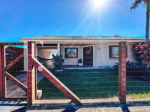 Casa com 360m², 3 dormitórios, 1 suíte, 2 vagas, no bairro Centro em Xangri-Lá