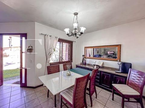 Casa com 360m², 3 dormitórios, 1 suíte, 2 vagas, no bairro Centro em Xangri-Lá