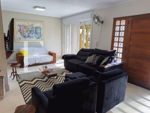 Casa com 130m², 4 dormitórios, 2 suítes, 2 vagas, no bairro Centro em Xangri-Lá
