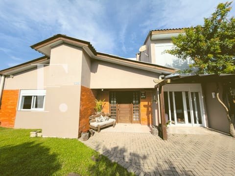 Casa com 130m², 4 dormitórios, 2 suítes, 2 vagas, no bairro Centro em Xangri-Lá