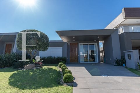 Casa Condomínio com 199m², 4 dormitórios, 4 suítes, 2 vagas, Riviera em Xangri-Lá