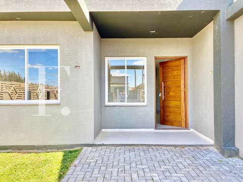 Casa com 75m², 2 dormitórios, 1 suíte, 1 vaga, no bairro Rainha do Mar em Xangri-Lá