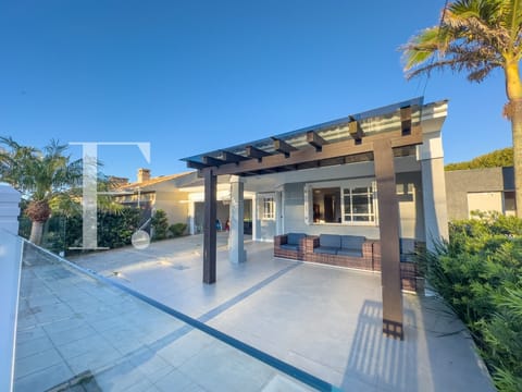 Casa com 200m², 4 dormitórios, 2 suítes, 4 vagas, no bairro Centro em Xangri-Lá