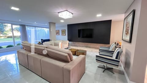 Sobrado com 360m², 4 dormitórios, 4 suítes, Condado de Capão em Capão da Canoa