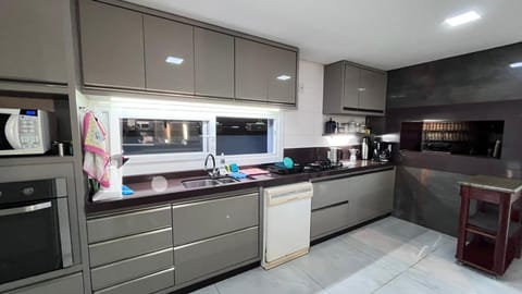 Sobrado com 360m², 4 dormitórios, 4 suítes, Condado de Capão em Capão da Canoa