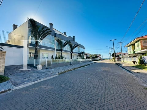 Duplex com 136m², 3 dormitórios, 1 suíte, 2 vagas, no bairro Centro em Xangri-Lá