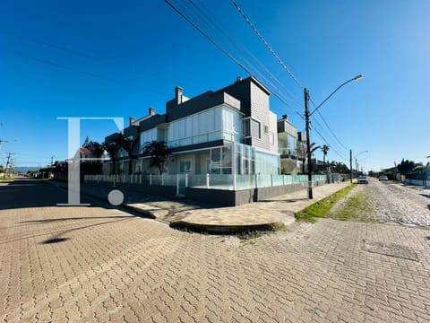 Duplex com 136m², 3 dormitórios, 1 suíte, 2 vagas, no bairro Centro em Xangri-Lá
