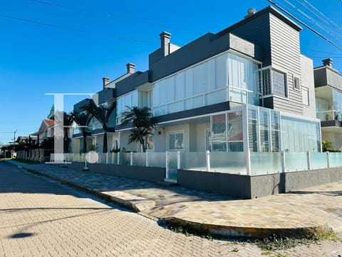 Duplex com 136m², 3 dormitórios, 1 suíte, 2 vagas, no bairro Centro em Xangri-Lá