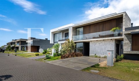 Sobrado com 250m², 4 dormitórios, 4 suítes, 2 vagas, Sunset em Xangri-Lá