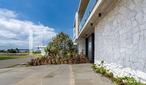 Sobrado com 250m², 4 dormitórios, 4 suítes, 2 vagas, Sunset em Xangri-Lá