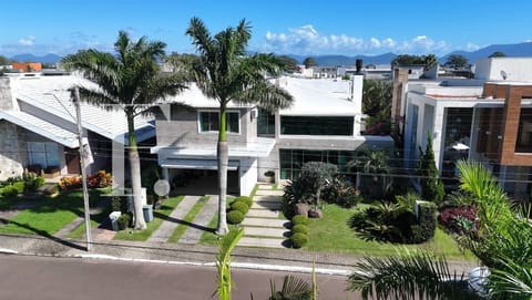 Sobrado com 361m², 4 dormitórios, 4 suítes, 2 vagas, Velas da Marina em Capão da Canoa