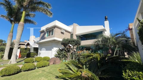 Sobrado com 361m², 4 dormitórios, 4 suítes, 2 vagas, Velas da Marina em Capão da Canoa