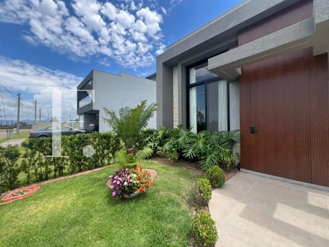 Casa com 130m², 3 dormitórios, 3 suítes, 2 vagas, Santorini em Xangri-Lá