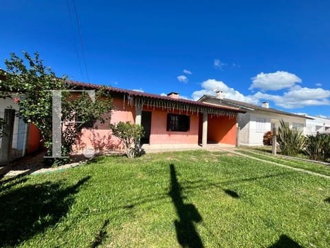Casa com 85m², 3 dormitórios, 2 vagas, no bairro Centro em Xangri-Lá