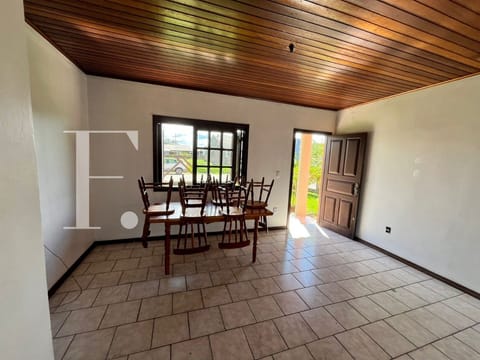 Casa com 85m², 3 dormitórios, 2 vagas, no bairro Centro em Xangri-Lá