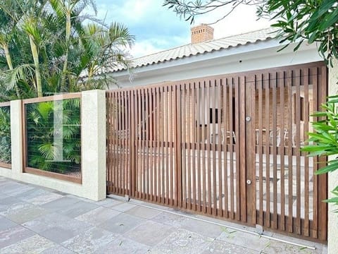 Casa com 127m², 3 dormitórios, 1 suíte, 2 vagas, no bairro Rainha do Mar em Xangri-Lá